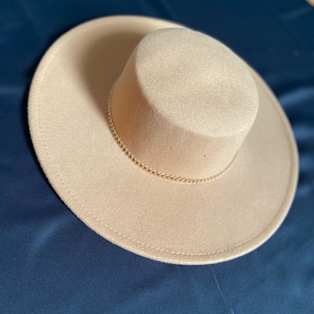 Tan hat.